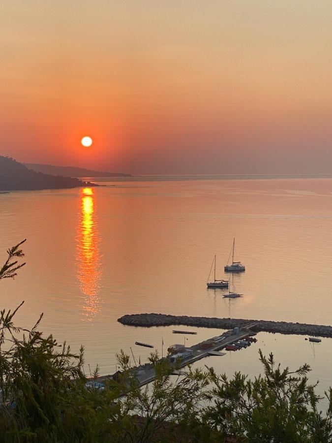 Villa L'Ensoleillee Vue Panoramique Mer, 250 M De La Plage Et Du Centre Ville 芒通 外观 照片